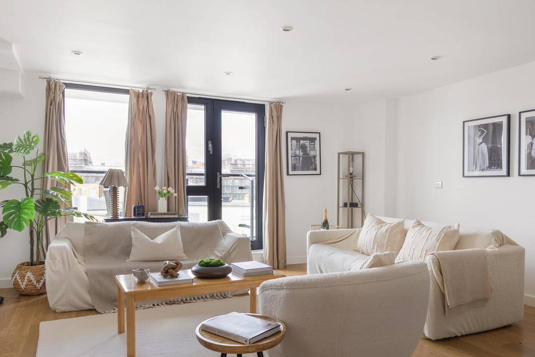 A Spacious 2 doubled bed/2 bath flat overlooking London’s skyline with balcony and concierge
