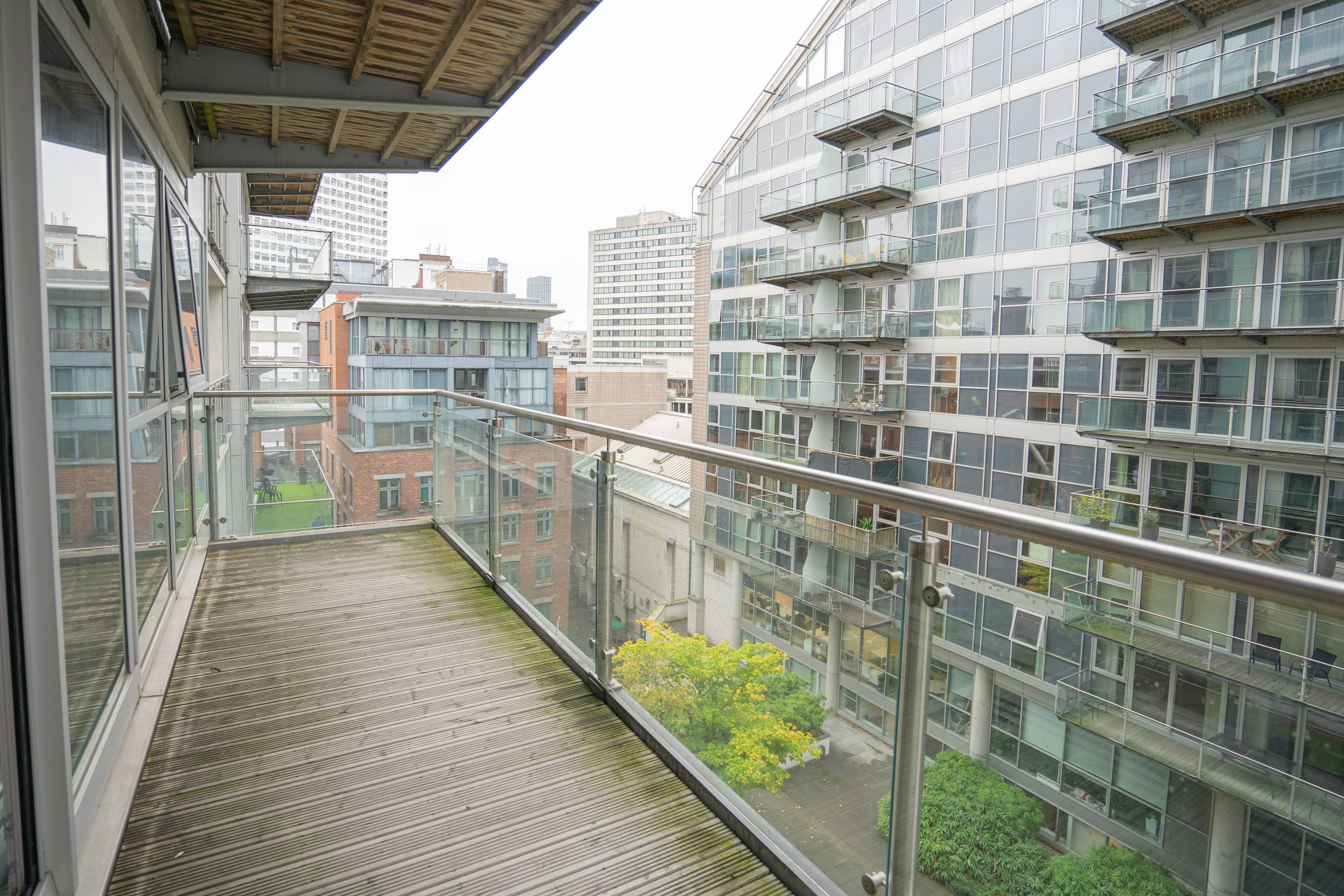 A contemporary two bedroom apartment situated on the 7th floor with views of Manchester City Centre and river views.