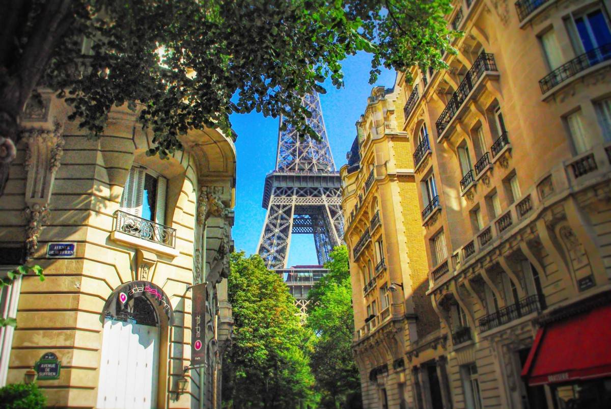Spacious 4-Bedroom Apartment with Direct Eiffel Tower Views, Paris