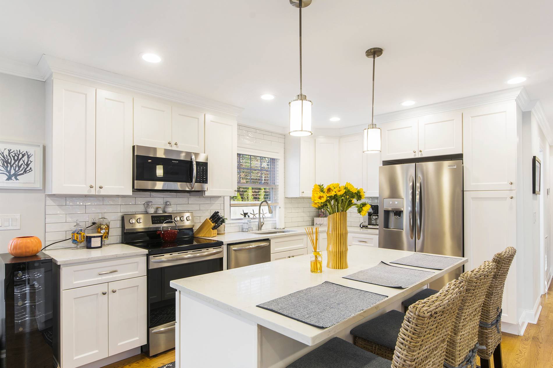 Professional Decorated and Totally Renovated ! 