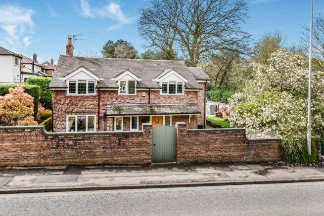A beautifully presented detached cottage in a prime Appleton position within easy walking distance of Stockton Heath village.