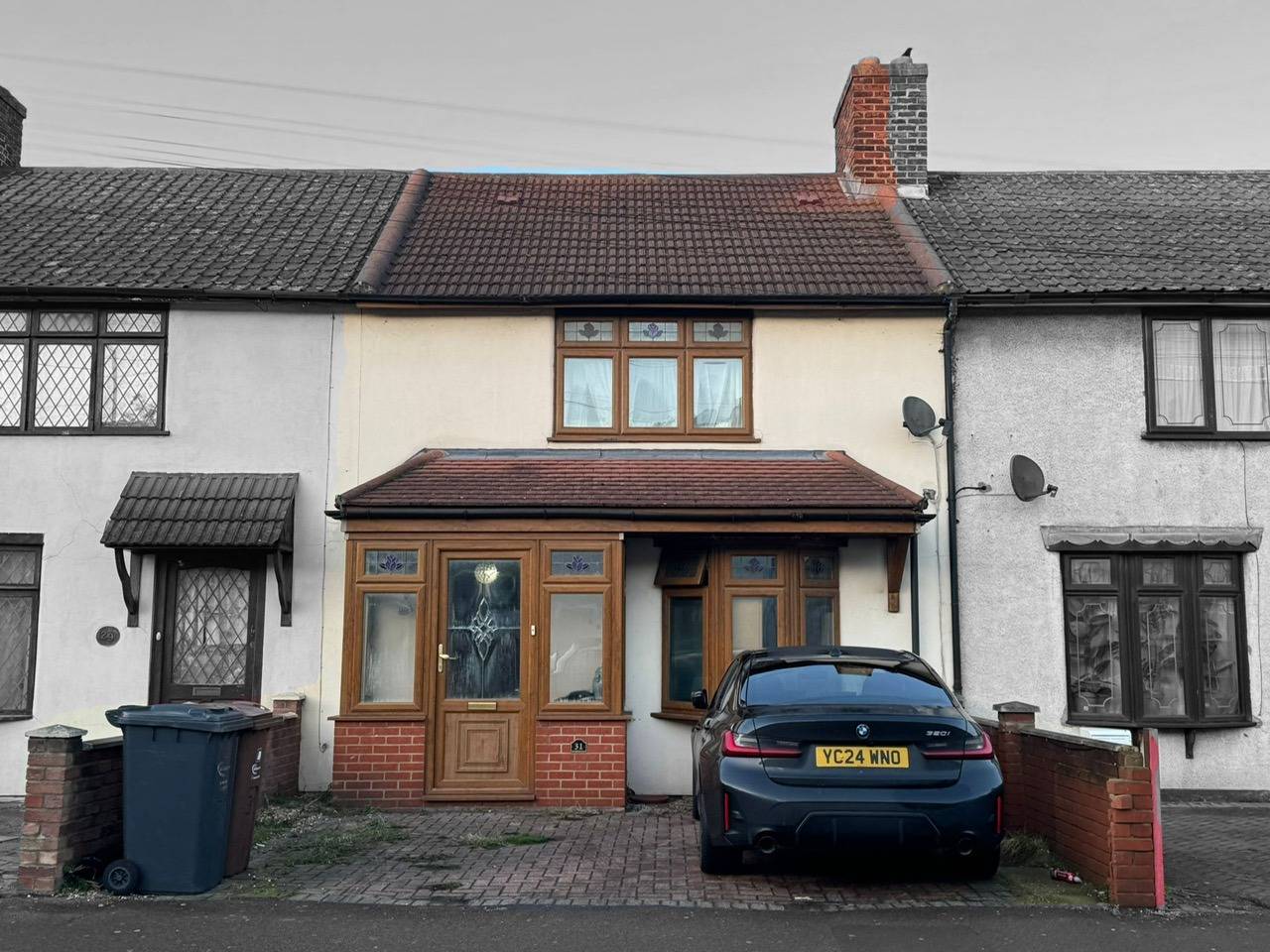 No Chain! 3Bed 2Bath Terraced home with garden - Close to Local Transport & Main Shopping area.