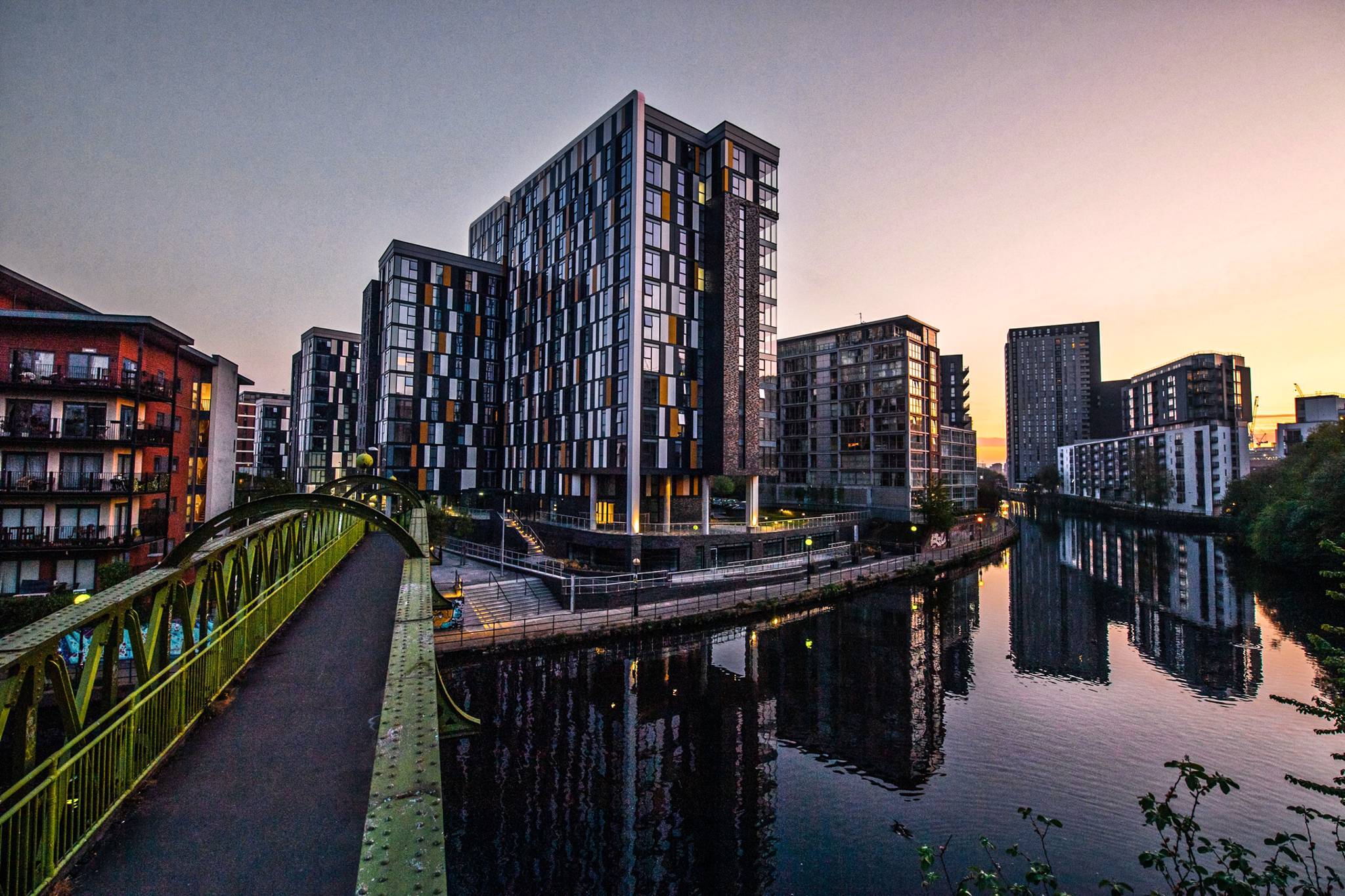 City Centre Living at it's finest. This exceptional apartment, with fantastic panoramic views of Manchester City Centre and an extremely rare rooftop patio, is now for sale.