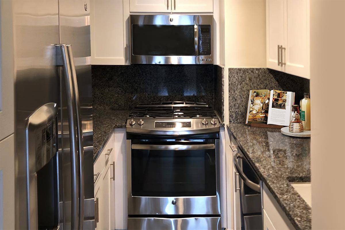 Upper East Side 1 bed 1 bath, full service building, fitness center, large living room, great closet space, dining area, No Fee