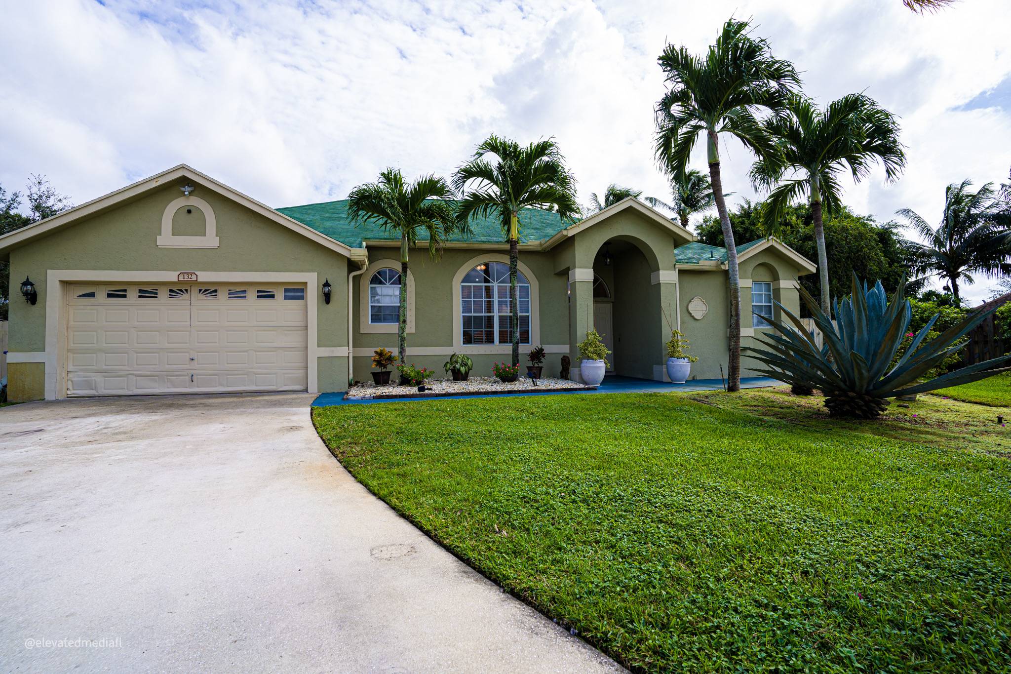 AMAZING POOL HOME!!!  132 Nottingham Rd, Royal Palm Beach FL 33411