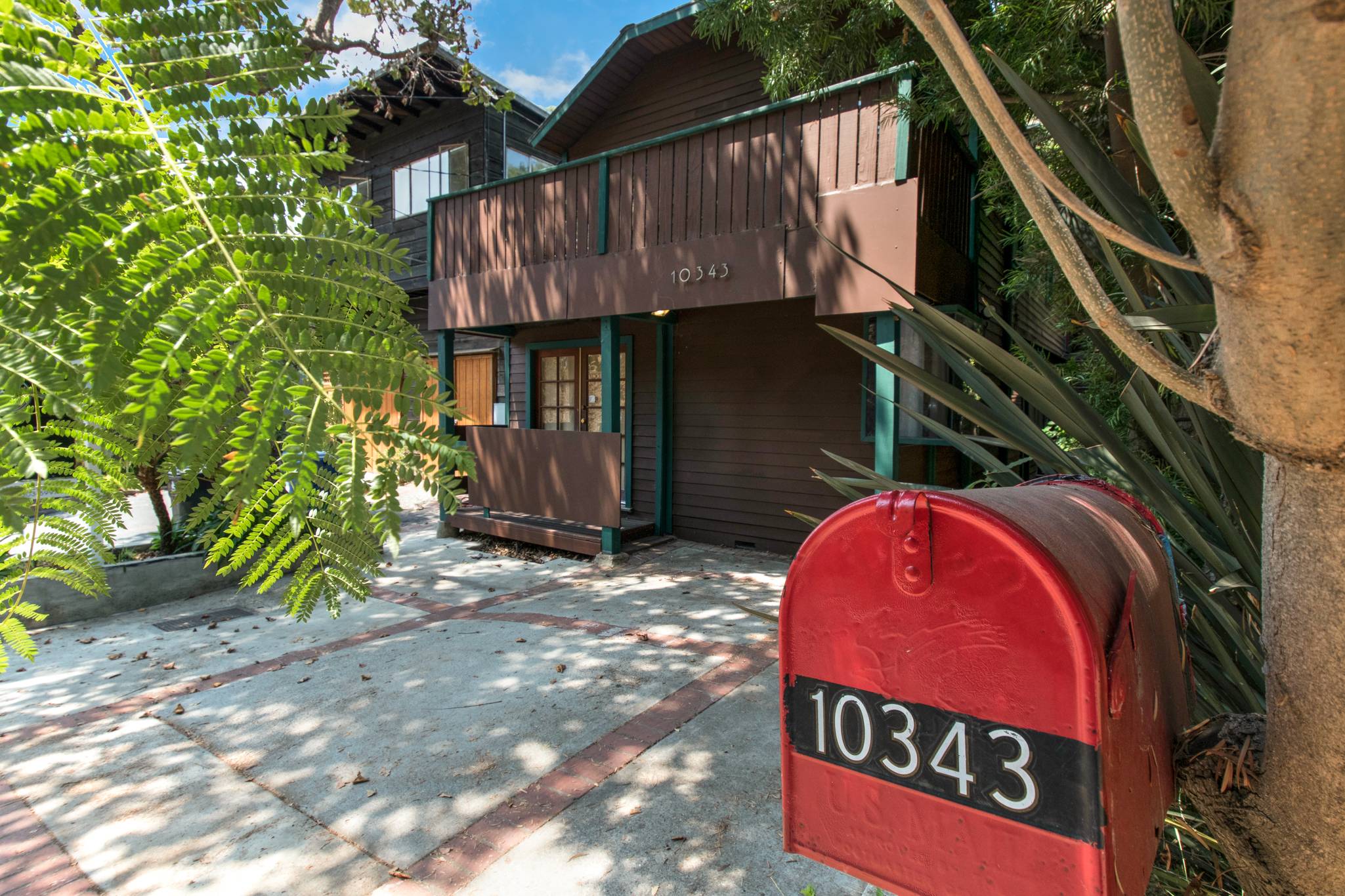 MUST SELL - AWESOME 3+3 BEVERLY GLEN CANYON RETREAT! PRICE REDUCED! ROSCOMARE RD. SCHOOL! VIEWS! PRICED RIGHT! BRING YOUR BUYERS!