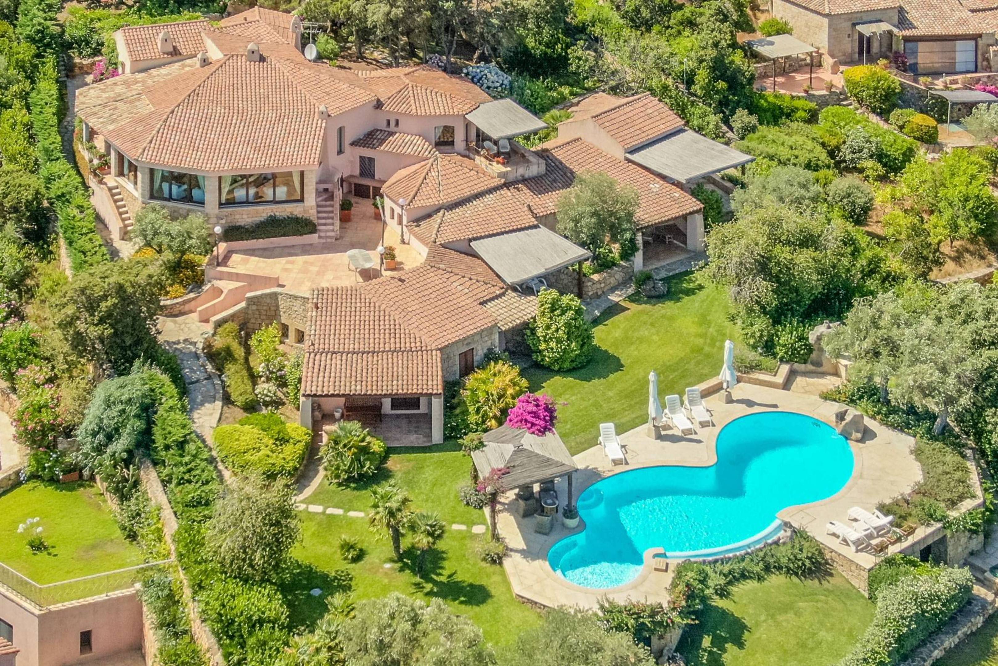 BEAUTIFUL VILLA IN COSTA SMERALDA, 5 MINUTES FROM HOTEL CALA DI VOLPE