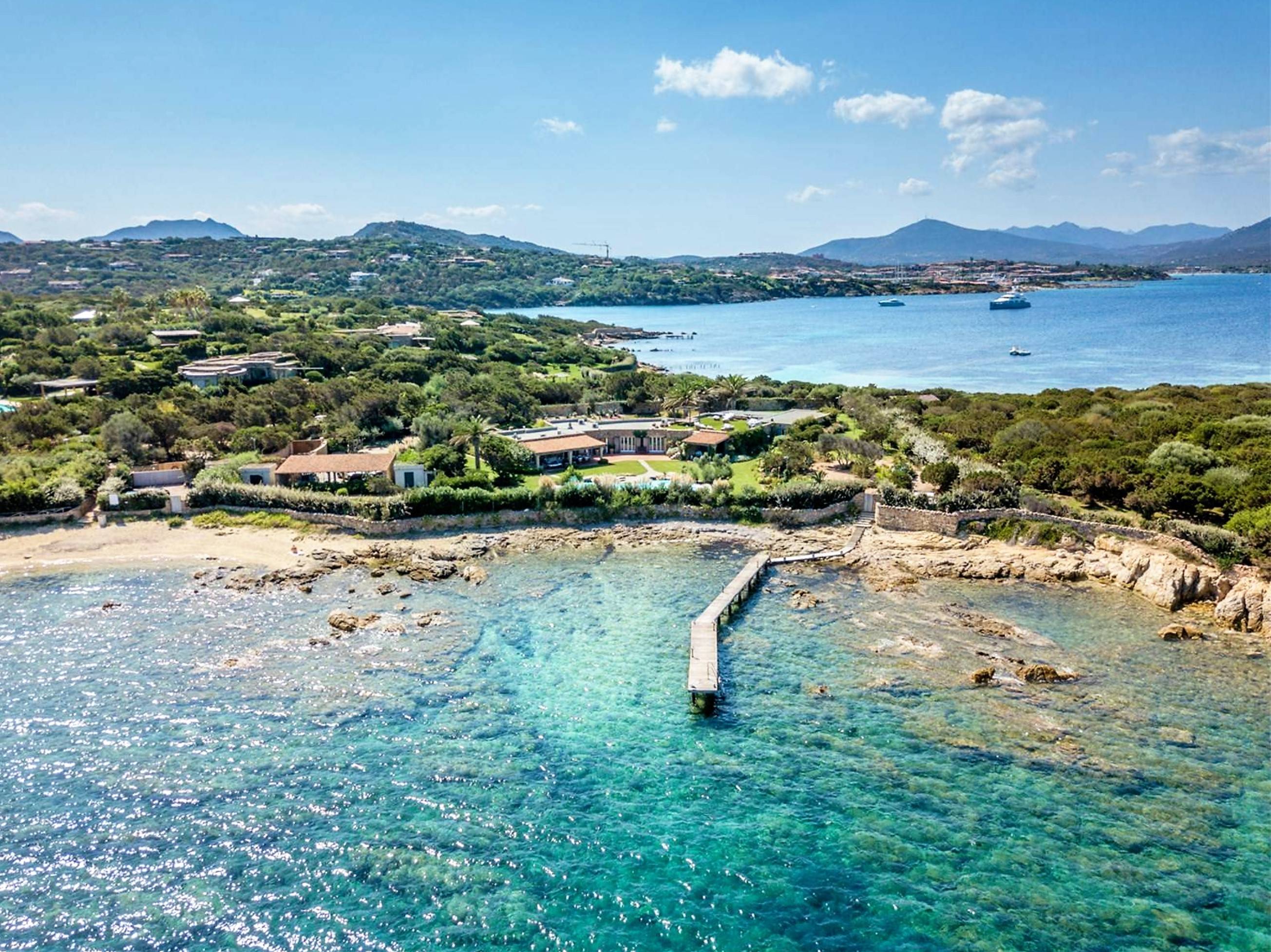 EXTRAORDINARY VILLA WITH DIRECT ACCESS TO THE BEACH AND PRIVATE DOCK IN PORTO ROTONDO