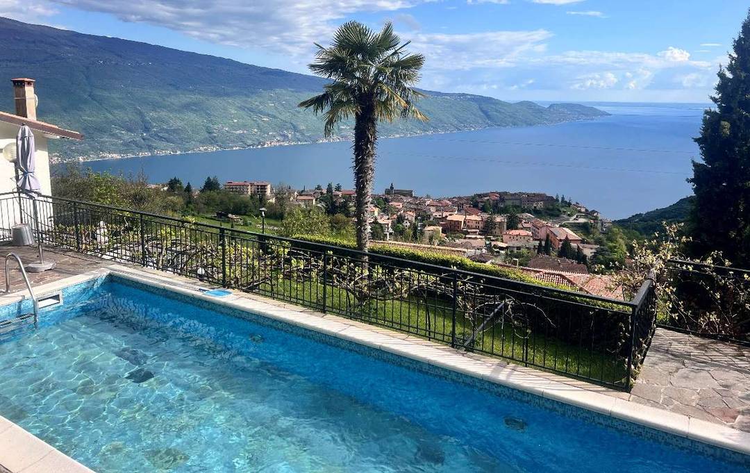 VILLA WITH PANORAMIC VIEWS OF LAKE GARDA