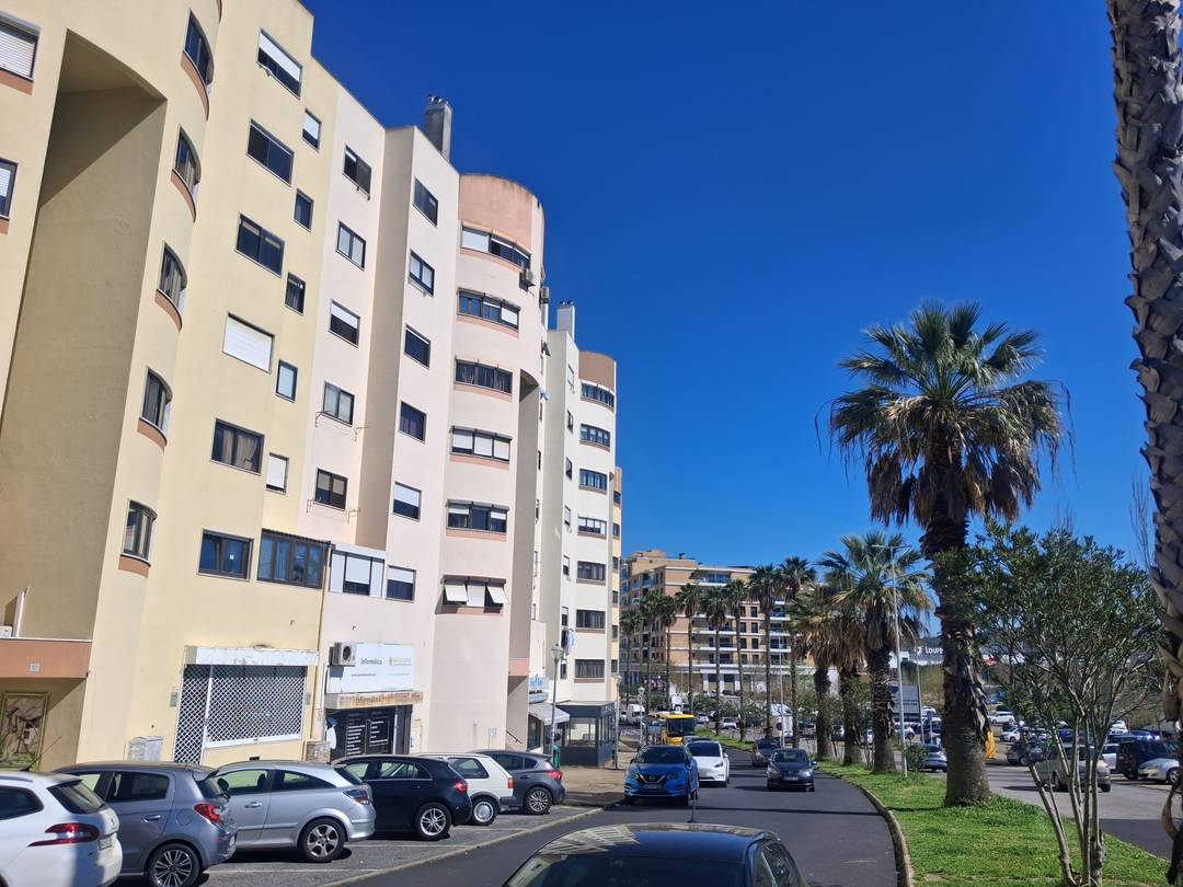 Loja Luz Natural e 2 Frentes no Infantado, Loures