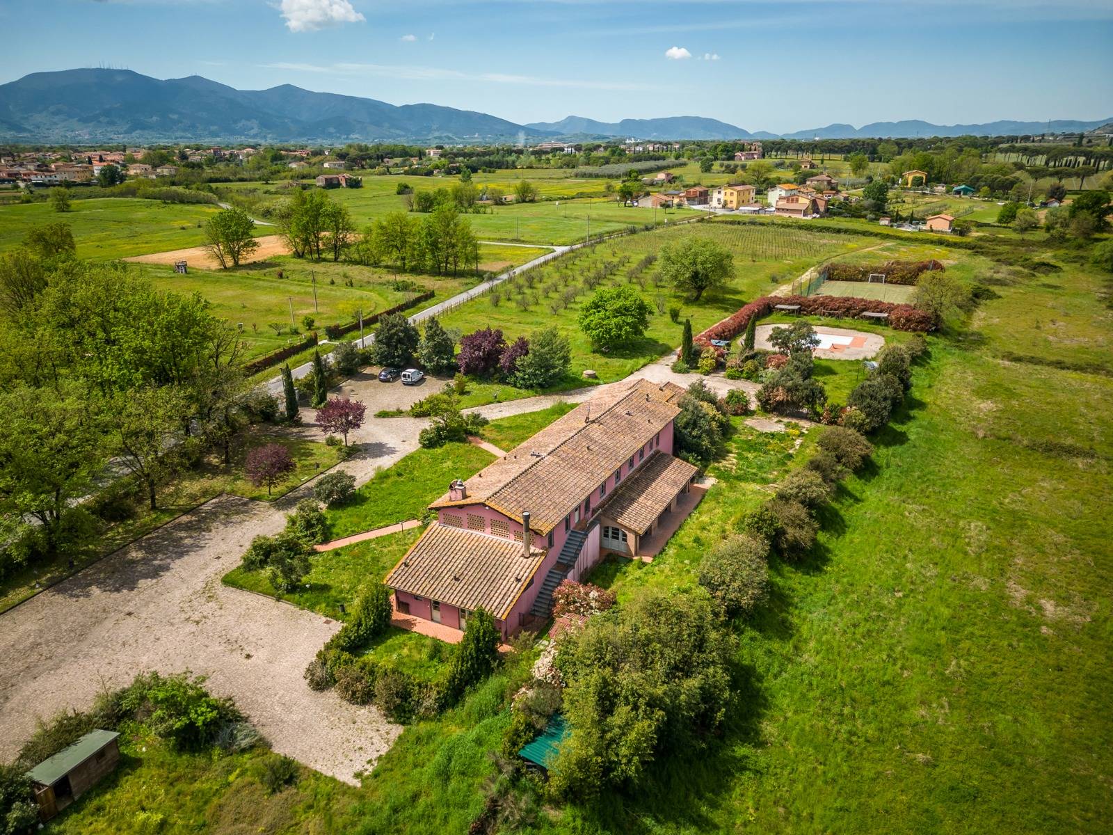 REFURBISHED COUNTRY HOUSE BETWEEN FLORENCE AND PISA