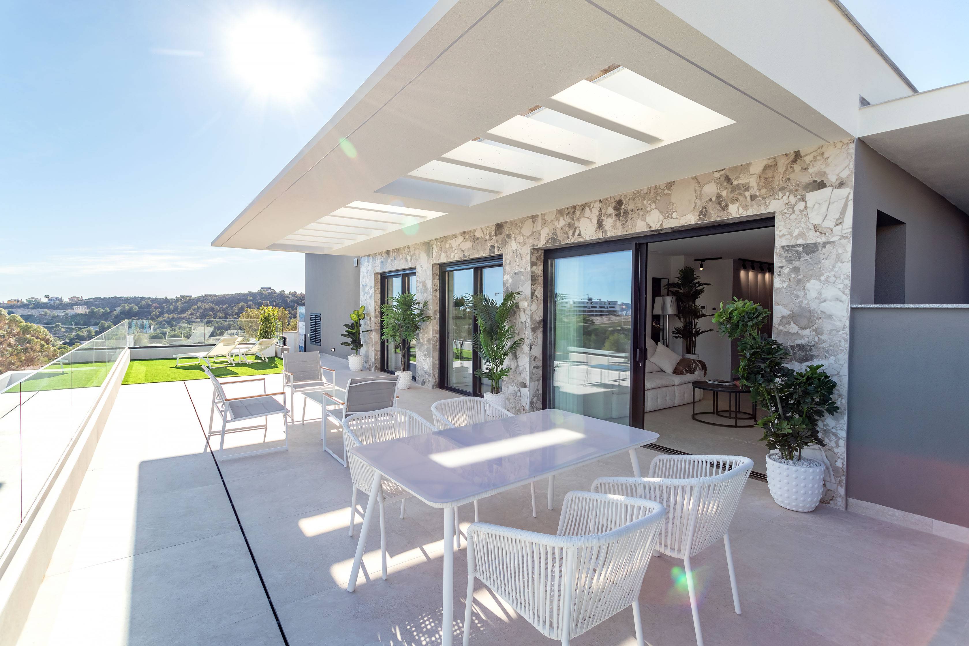Finestrat (Benidorm) Spectacular terraces with sea views & the Benidorm skyline
