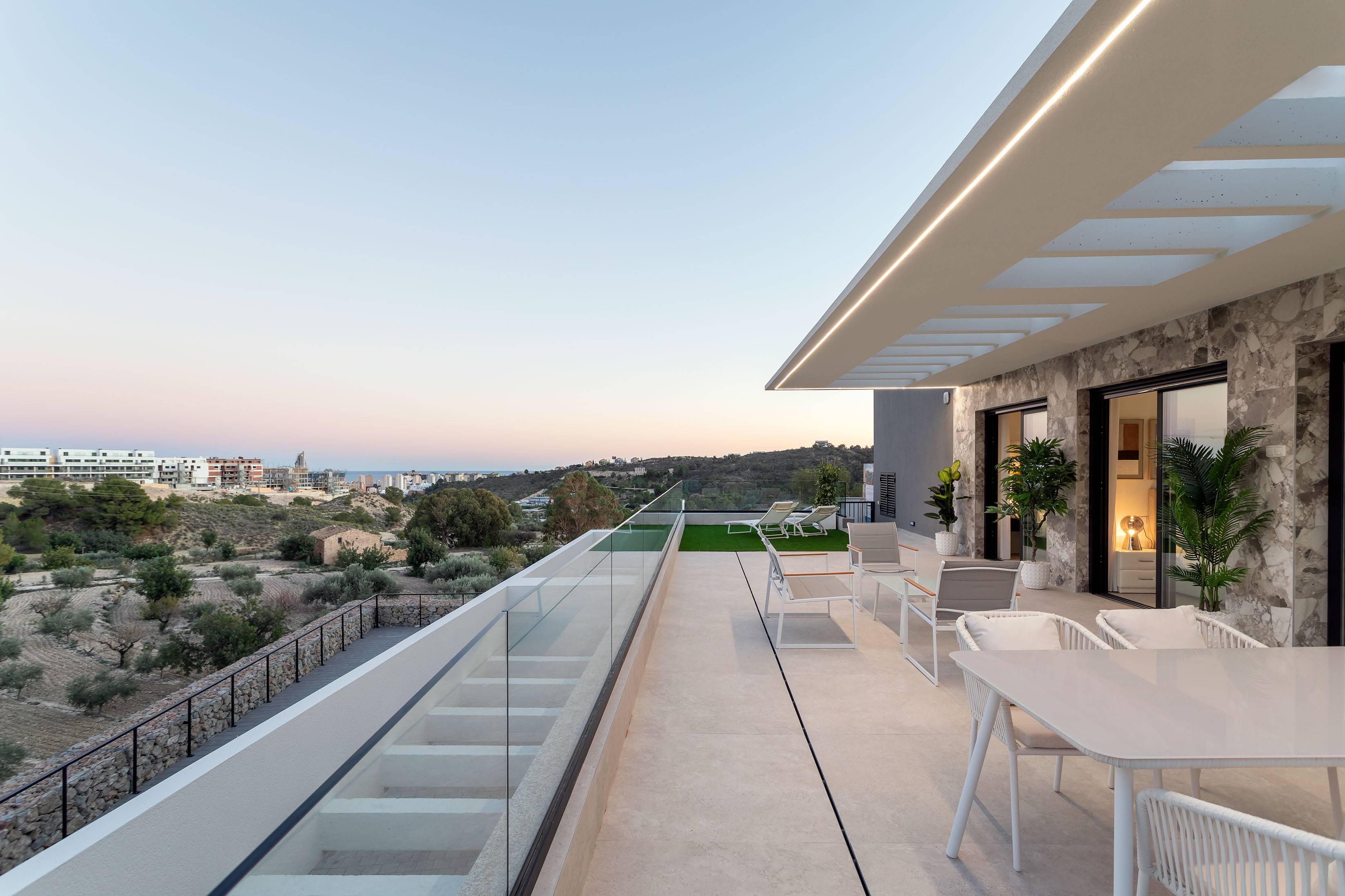 Finestrat (Benidorm) Spectacular terraces with sea views & the Benidorm skyline
