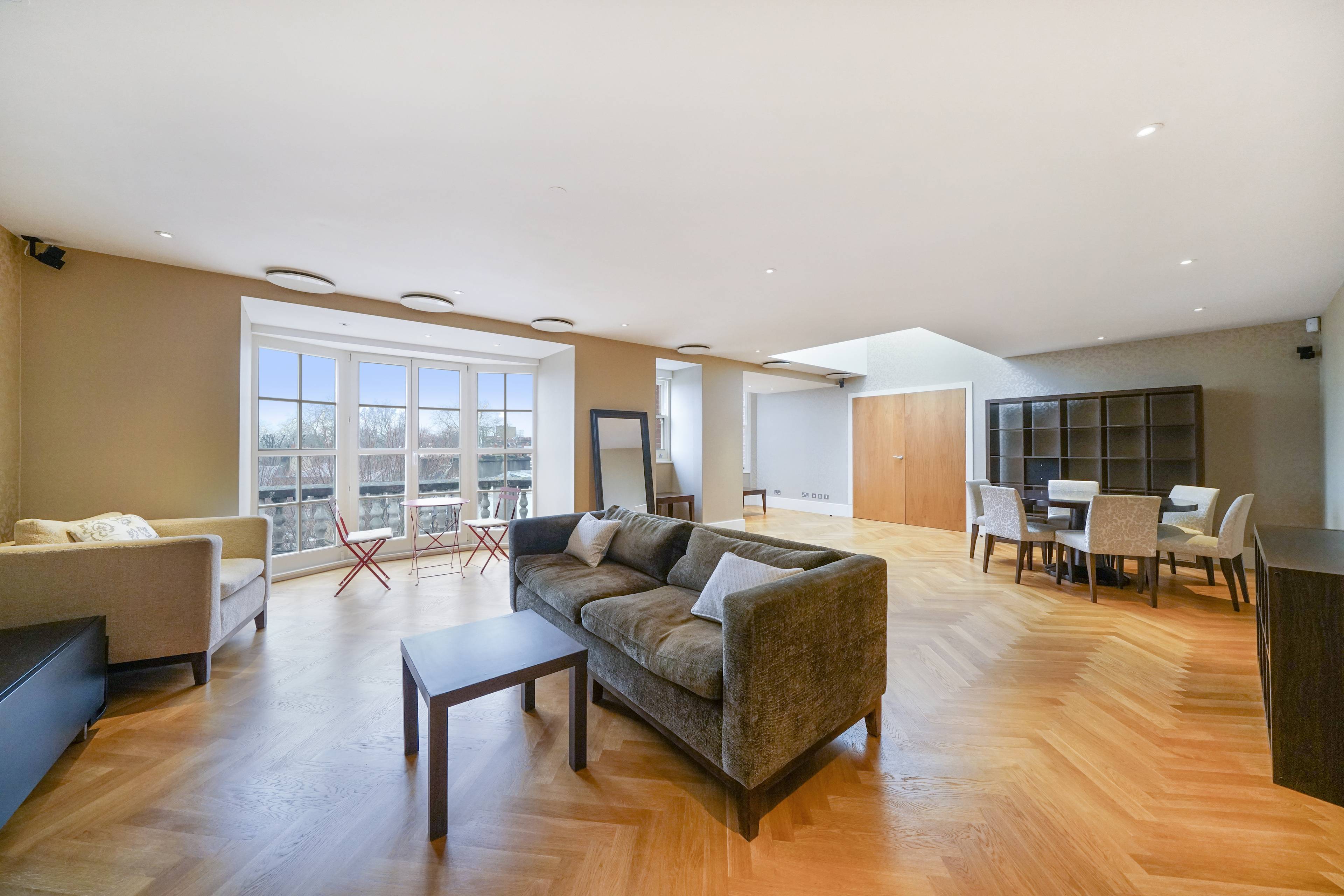 A Lateral Penthouse of Distinction in Knightsbridge