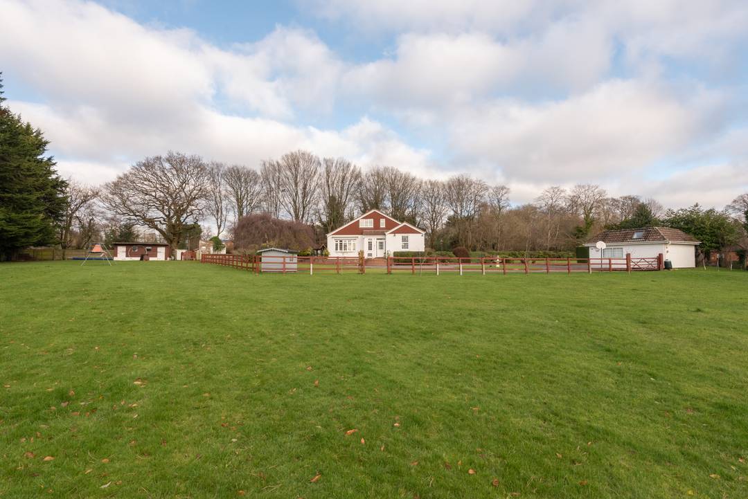 1.6 acre countryside home perfect for redevelopment. Excellent schools and London commute