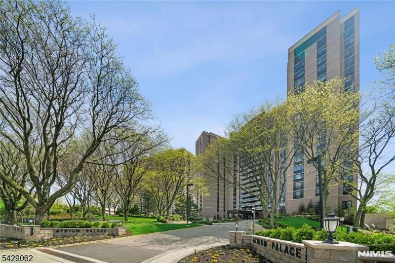 Thoughtfully laid out Fort Lee NJ Condo