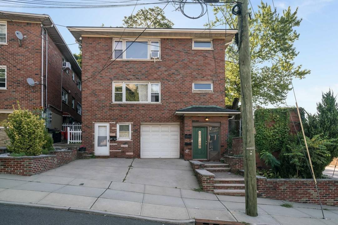 Spacious 2-Bedroom Apartment with Private Backyard & Parking – Prime Location Near the Lincoln Tunnel