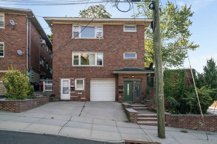 Spacious 2-Bedroom Apartment with Private Backyard & Parking – Prime Location Near the Lincoln Tunnel