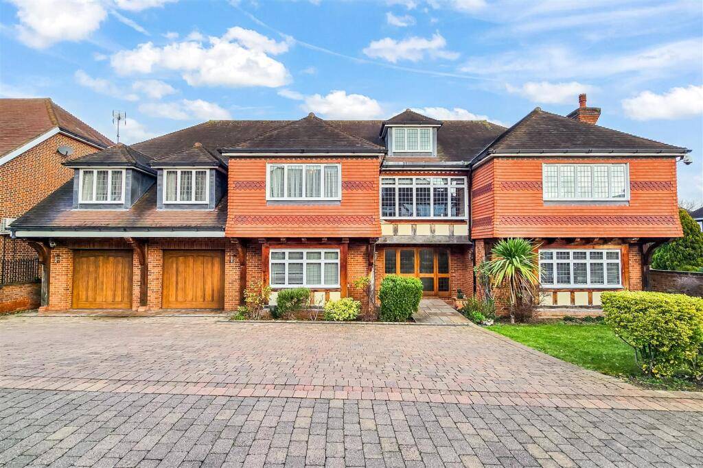 Spacious 6 Bedroom Detached Home in Gated Community in Desirable Goffs Oak, Hertfordshire