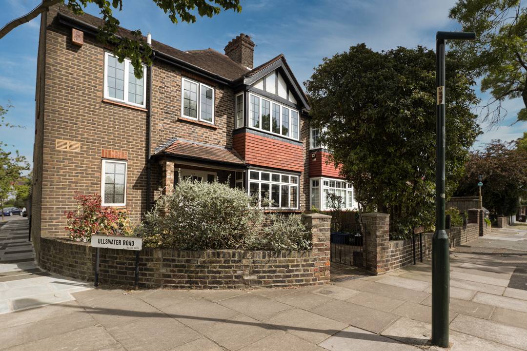 Semi Detached House in the sought after area of Barnes SW13