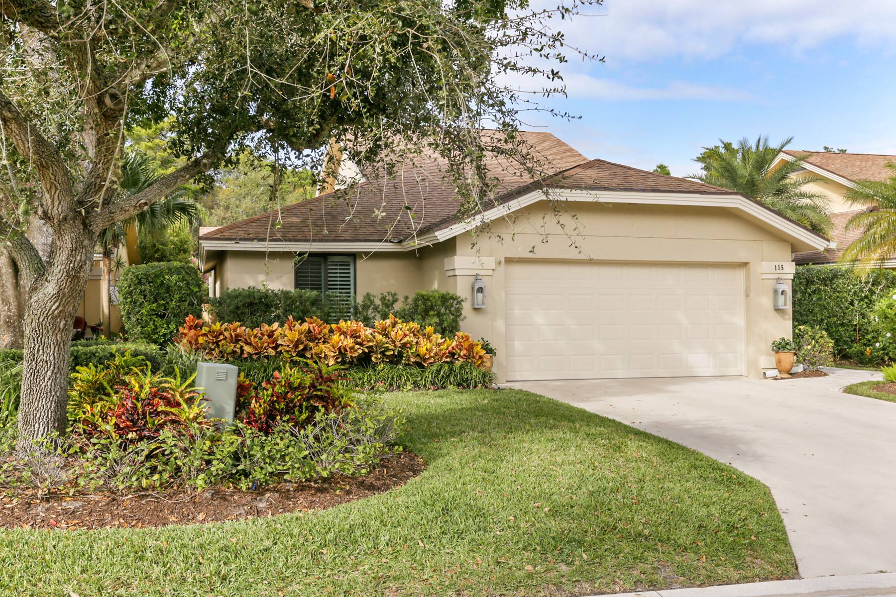 STUNNING BLUFFS HOME  WITH POOL IN JUPITER,FL.