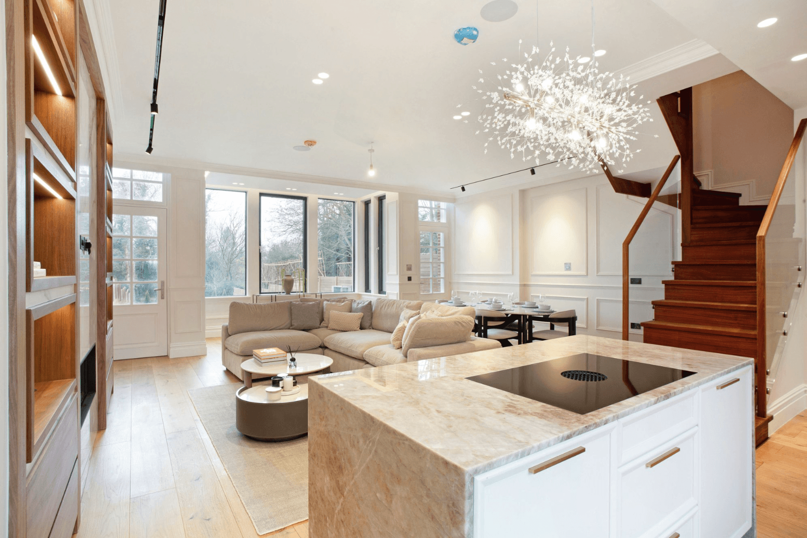 Stunning  4 bedroom house with open plan living area and private garden