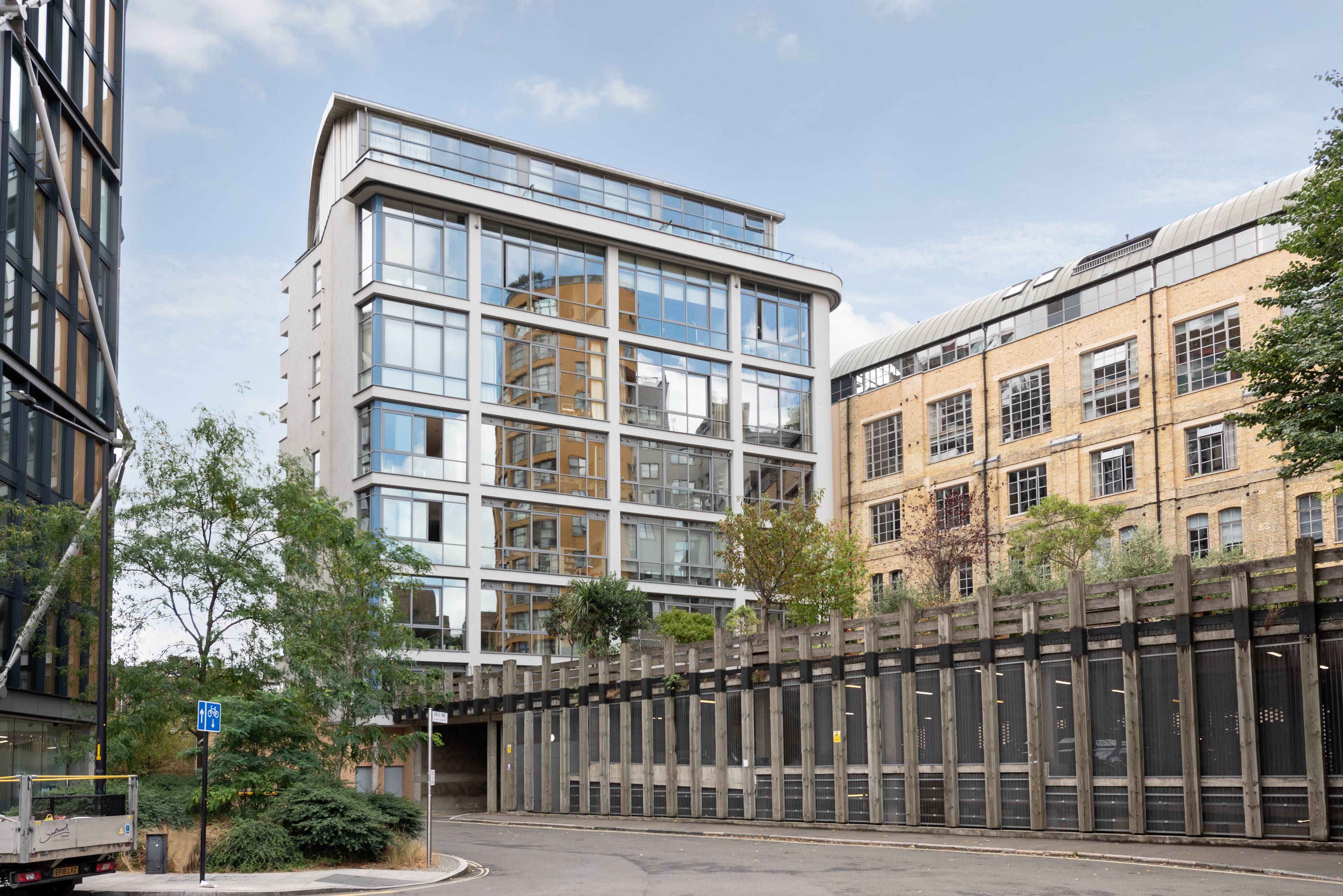 High ceiling Loft Apartment opposite Tate Modern offering inspirational and elegant artistic design to maximise space.