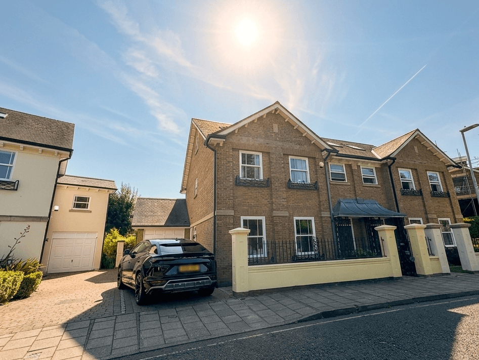 EXCEPTIONAL WATERSIDE FIVE-BEDROOM HOUSE IN BARNES - SOUTH WEST LONDON