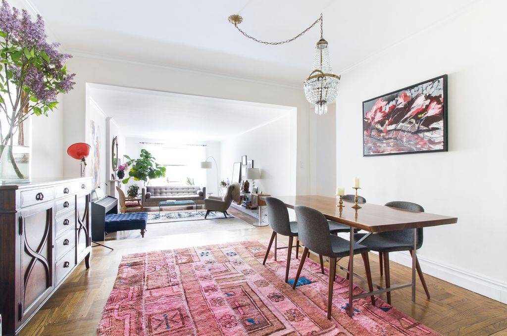 Bright and Spacious Three Bedroom in Upper East Side (NO FEE)