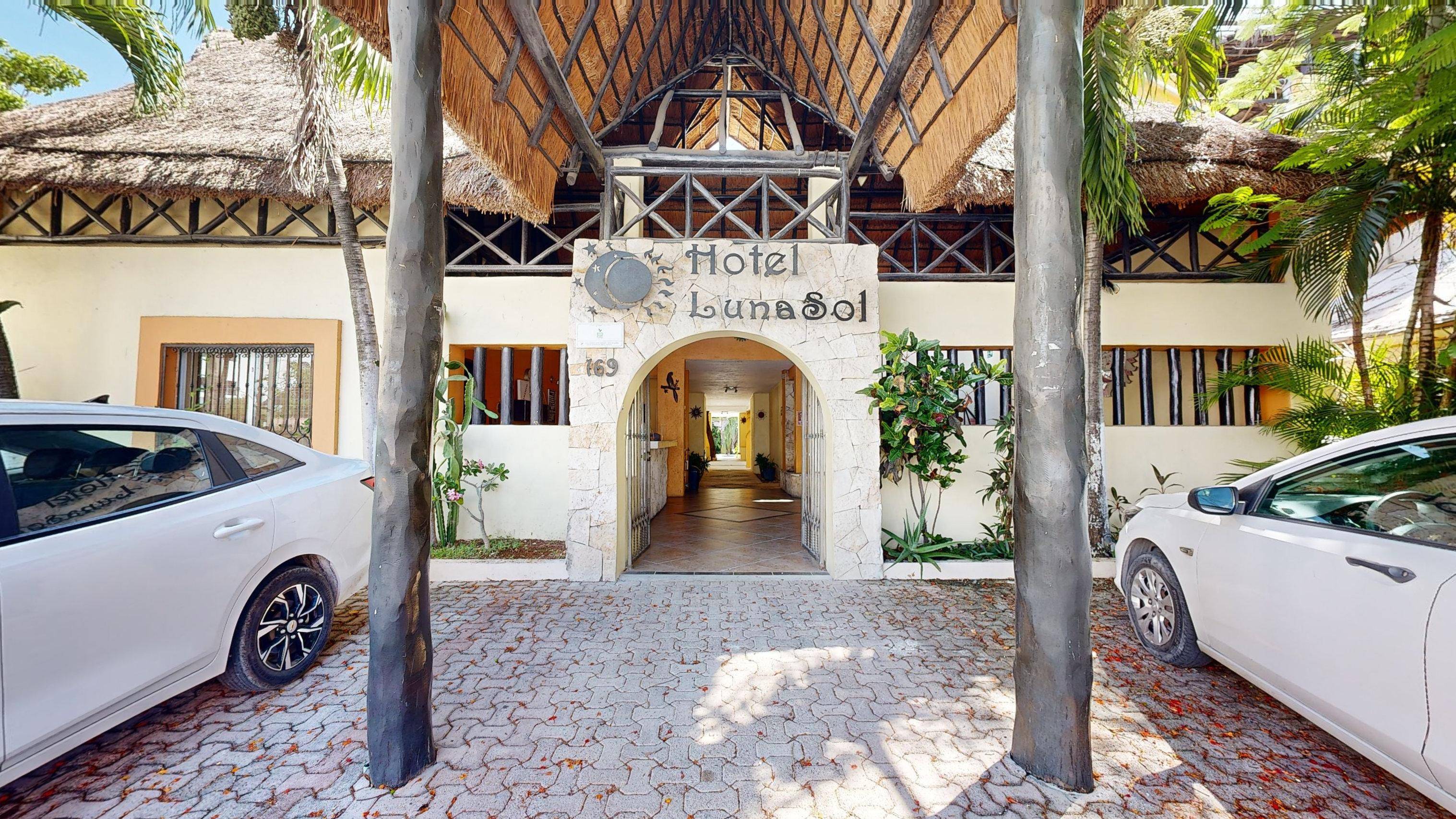 Hotel Luna Sol with 16 Rooms for Sale, Playa del Carmen