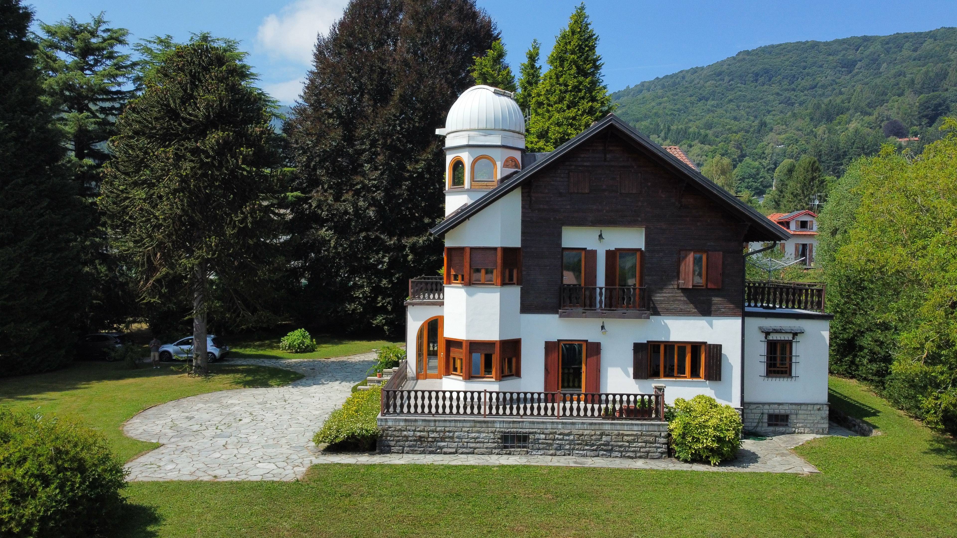 COMO | PROPERTY WITH OBSERVATORY NEAR GOLF