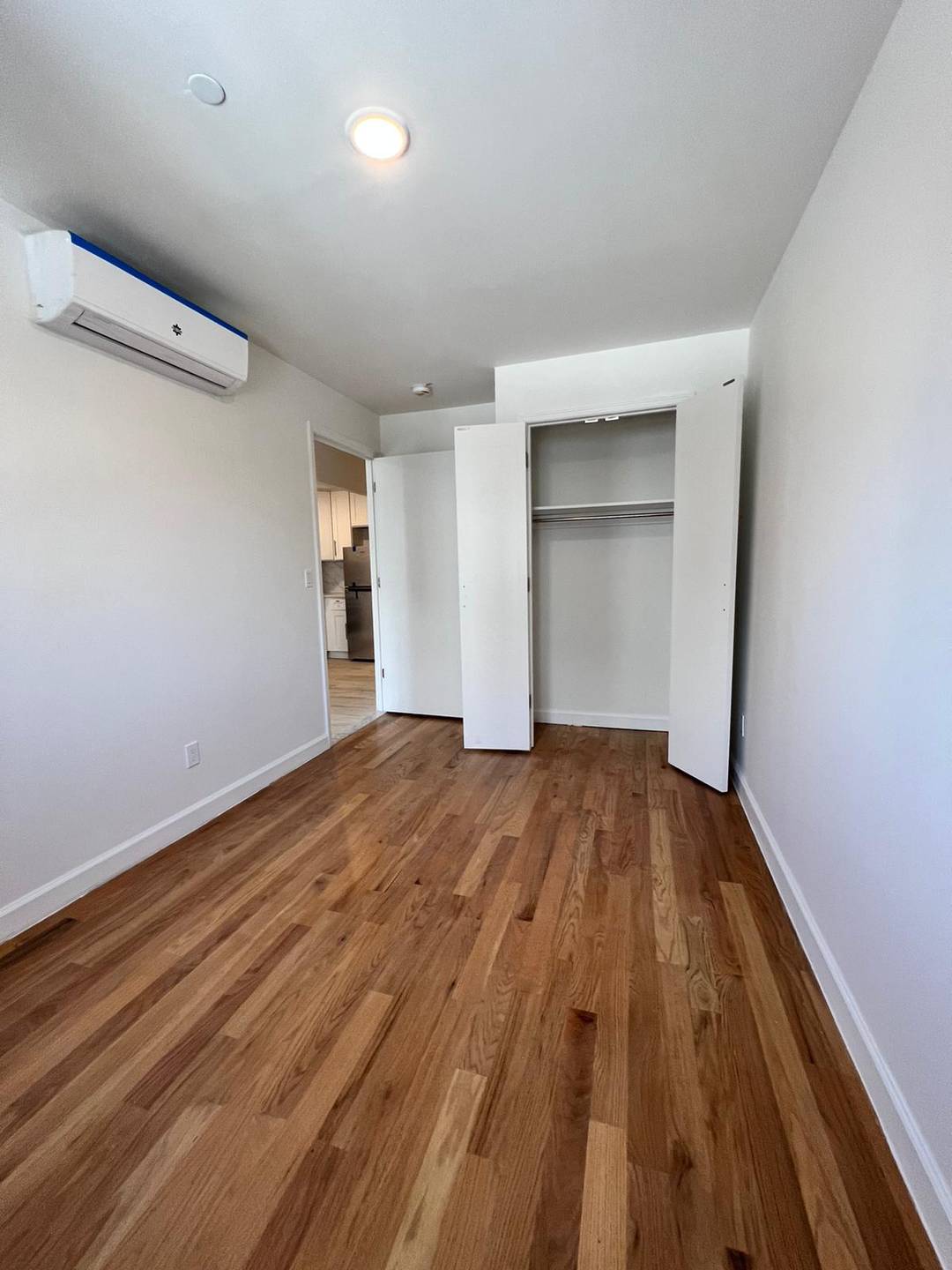 Beautiful 1 Bed--High Ceilings--Large Windows--A Must See