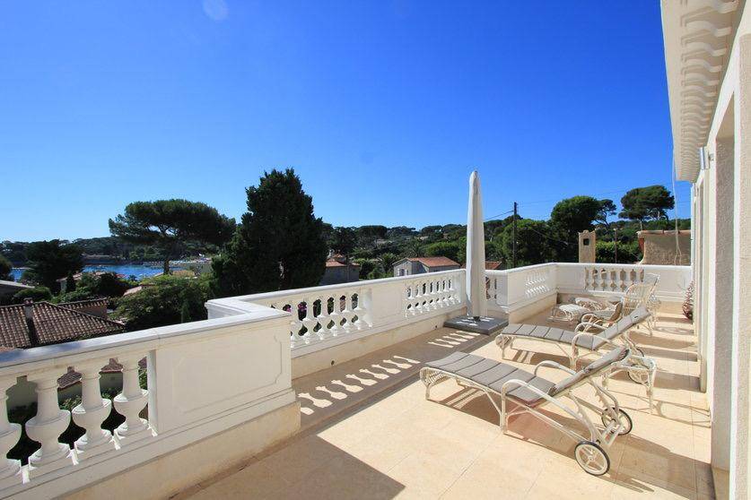 CHARMING SEA-VIEW VILLA IN CAP D’ANTIBES