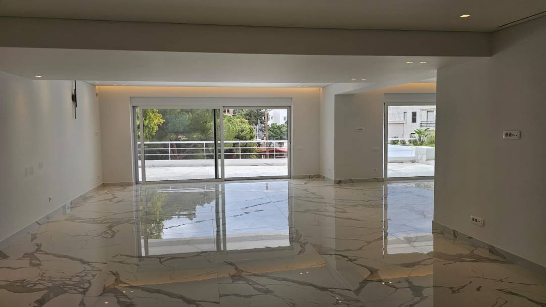 Vouliagmeni Center - Luxurious 450 m2 Residence with private garden, 400m from the sea