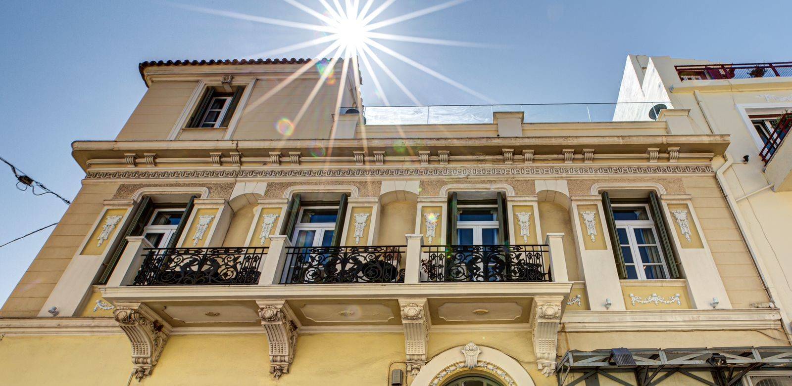MASTERPIECE BENEATH THE ACROPOLIS FOOTHILLS - 20th Century Historical & Preserved Town-House in Plaka