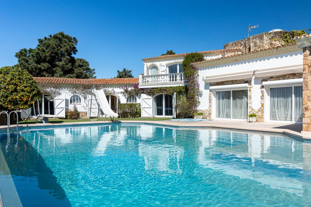 Luxury villa with views, unique extras and buildable land in Lloret de Mar