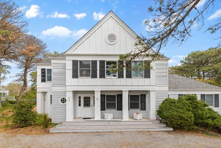 Southampton Fabulous Traditional Home. Great Location.