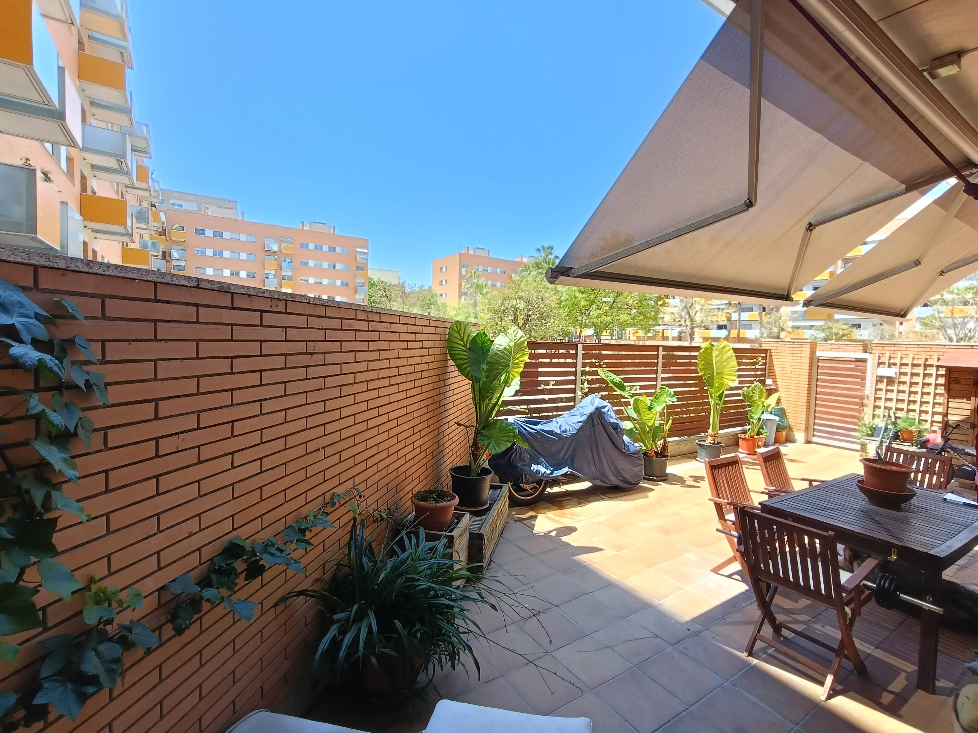 4 BEDROOM 2 BATHROOM FLAT WITH COMMUNAL POOL AND PARKING