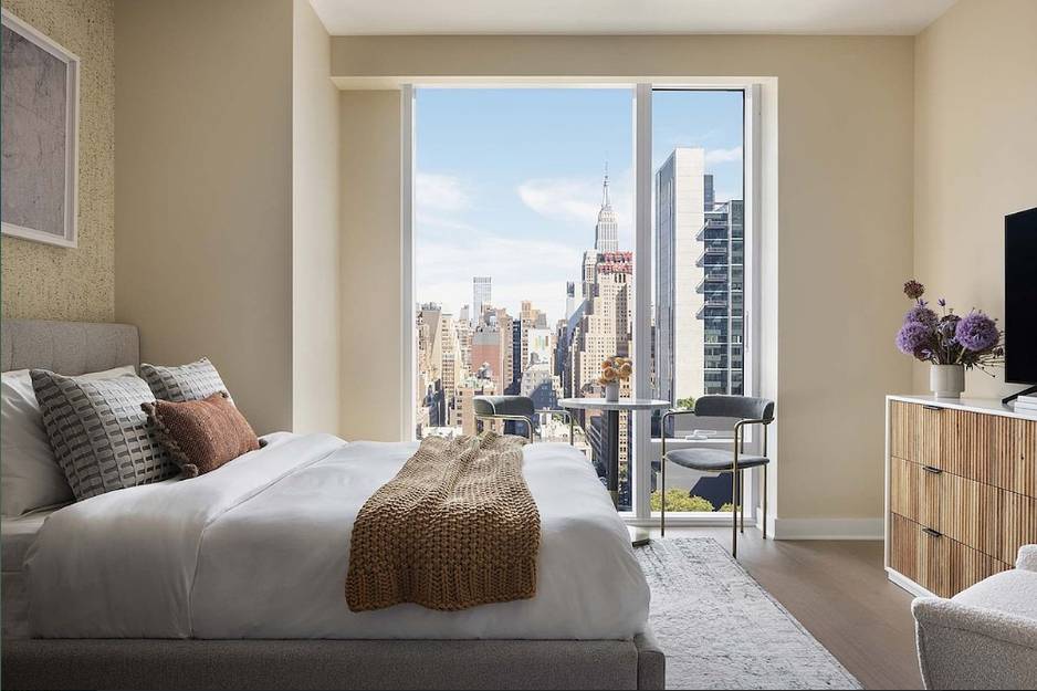 Sunny Studio Overlooking the Manhattan Skyline