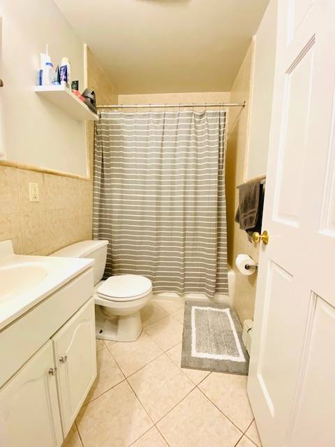 Stunning True One Bedroom boasting chic condo finishes, private outdoor space - PRIME Astoria Location - One Block from the train - Washer Dryer In Building