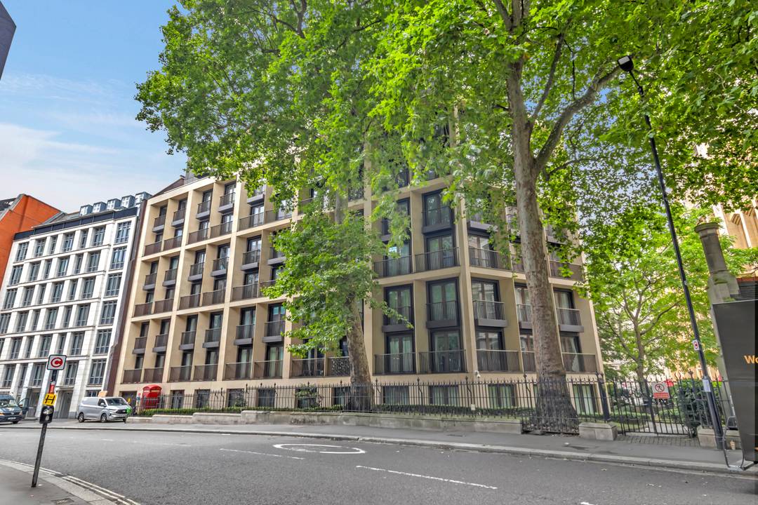 Stunning 2-Bed Apartment | Private Garden Access | Prime City of London Location