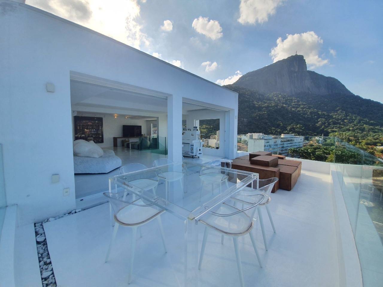 Imposing Penthouse in Rio de Janeiro with 680 m² of uncluttered design, breathtaking views of Lagoa, Corcovado, Dois Irmãos, Pão-de-Açucar, Pedra da Gávea and Rocinha.