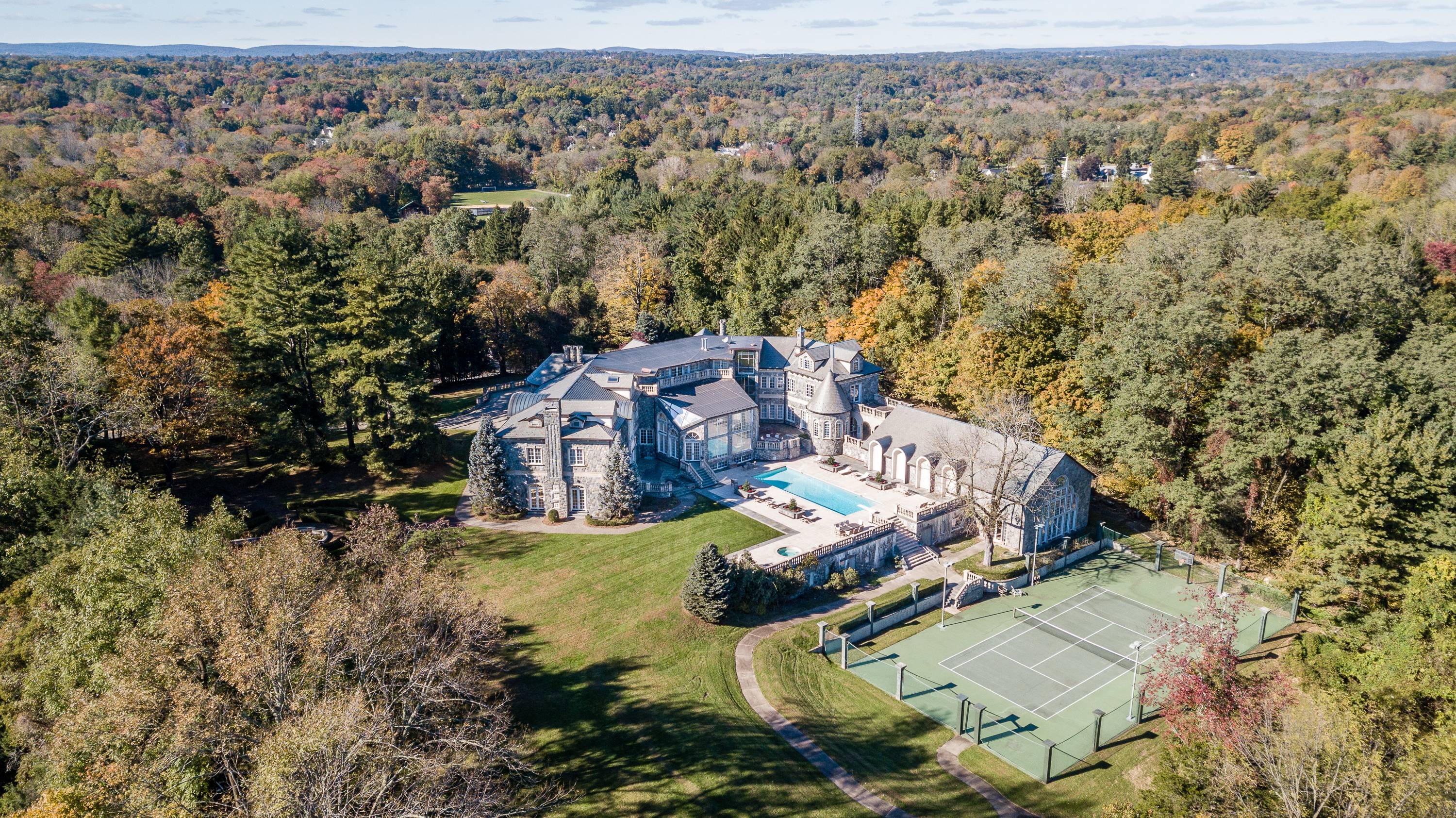 A REGAL MASTERPIECE IN SADDLE RIVER: LUXURY REDEFINED 35 MINUTES FROM MANHATTAN