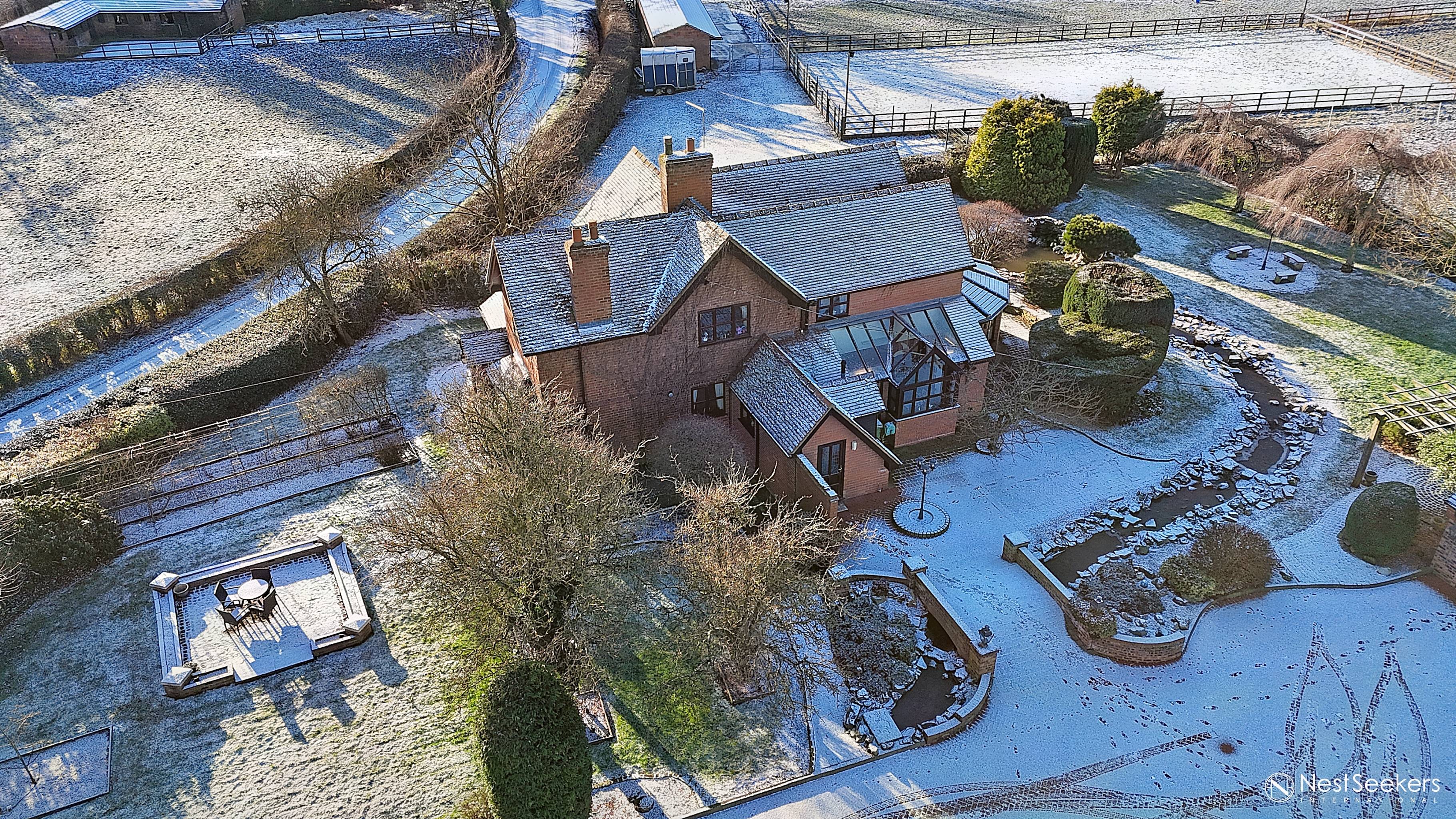 4 bedroom 2.5 bathroom detached farmhouse set in approx. 1 acre of manicured gardens