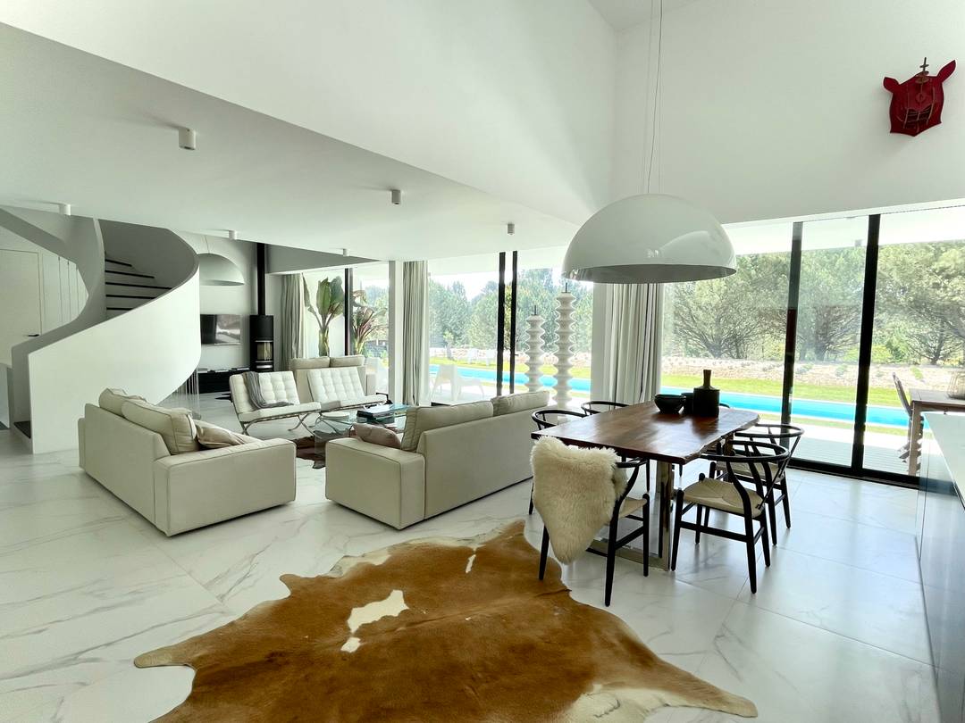 Elegant contemporary villa in the exclusive Quinta do Peru, offering privacy and natural beauty