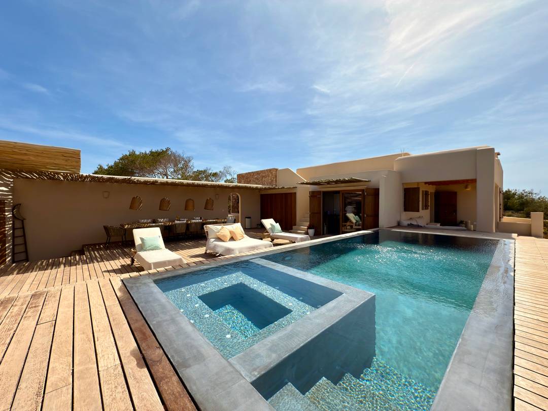 Enchanting contemporary ocean view Mediterranean villa 5 min walk from the sandy beach