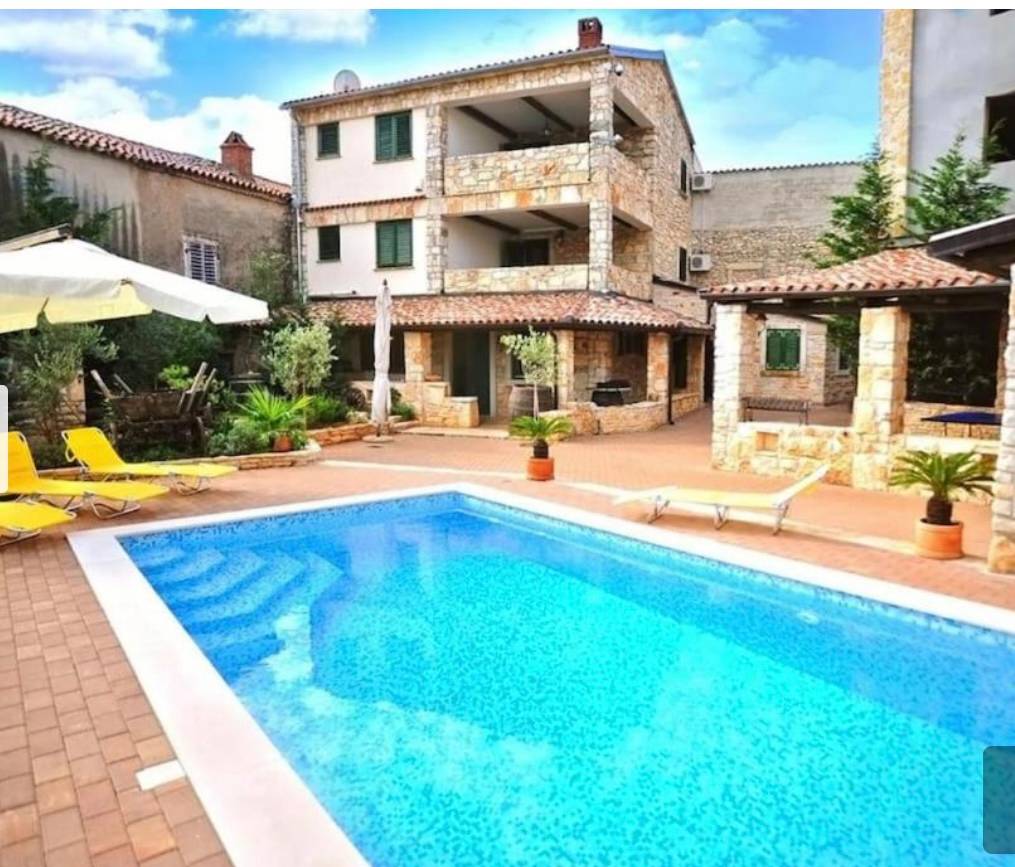 Prestigious Istrian Stone Villa with Pool and Spacious Layout just 2 km from the Sea in Croatia