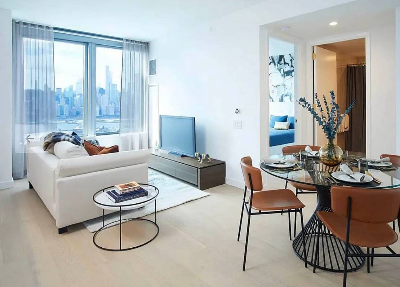 LIC Skyline Tower 1B1B Available for July 1st Move-In