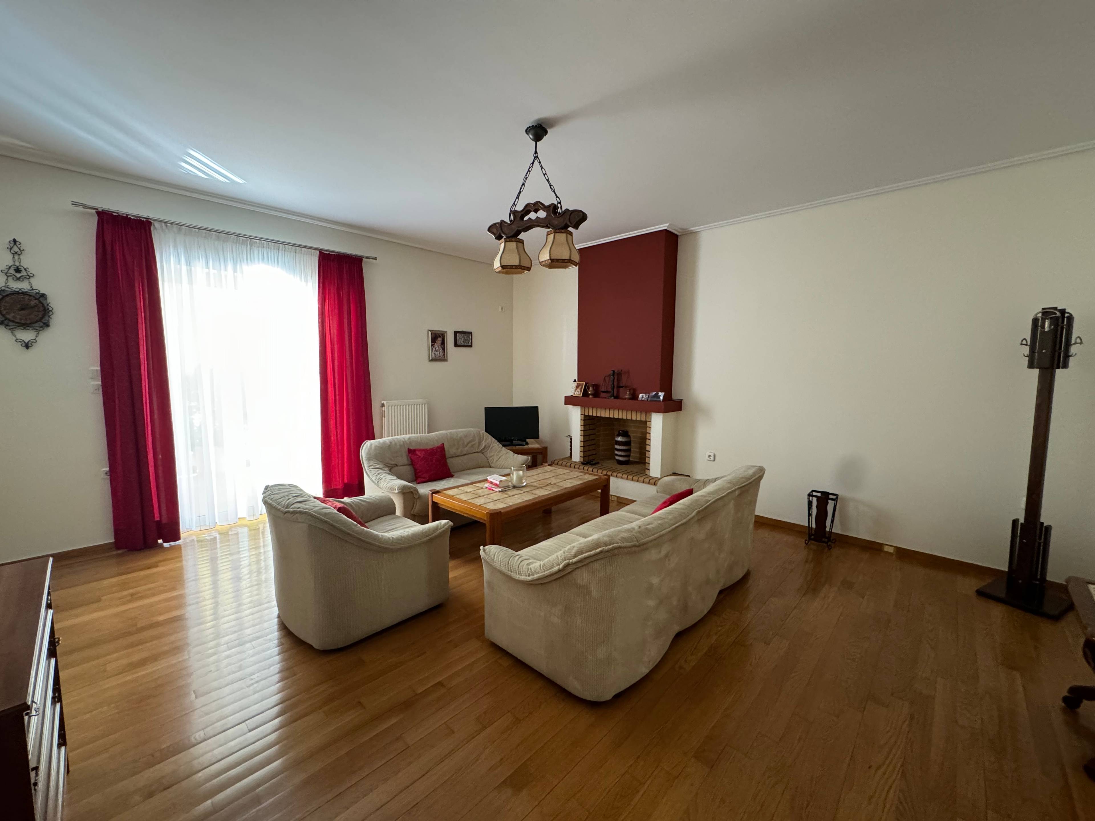 1st-floor Apartment in Argyroupoli