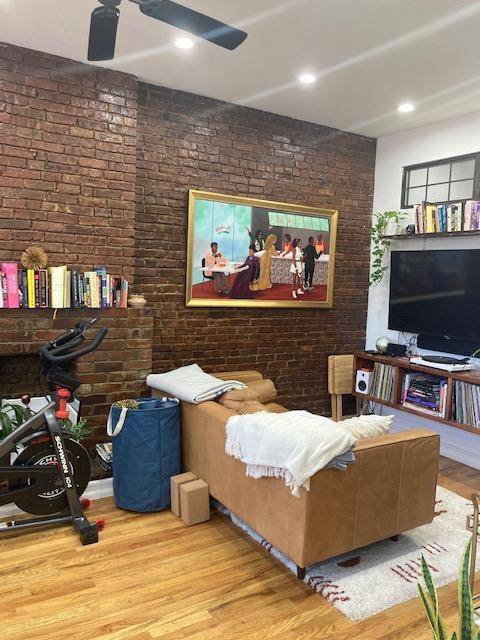 No FEE** 2 BED** WITH DECK $2300 * GAS/ELECINCLUDED